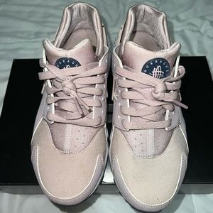 Nike Huaraches Light Pink (SIZE 7Y)